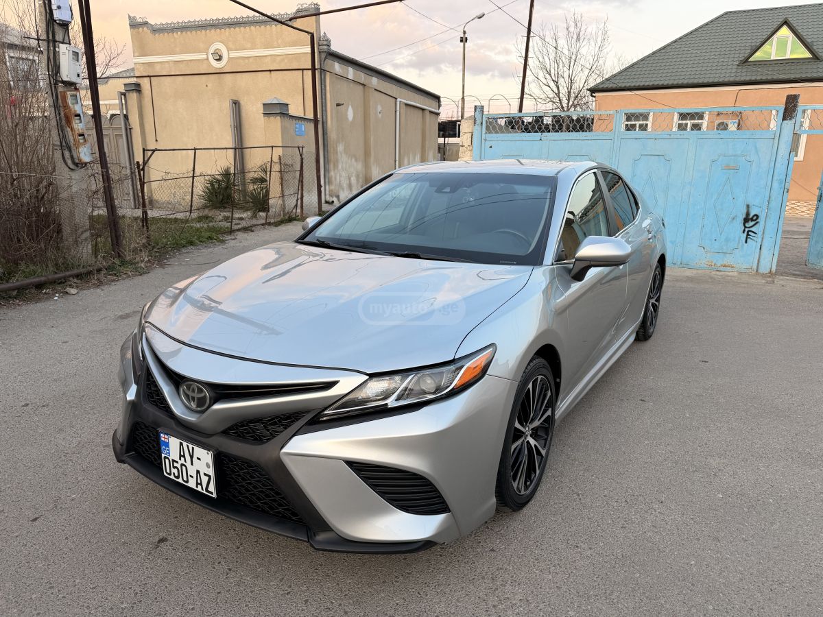 Toyota Camry - фото 2