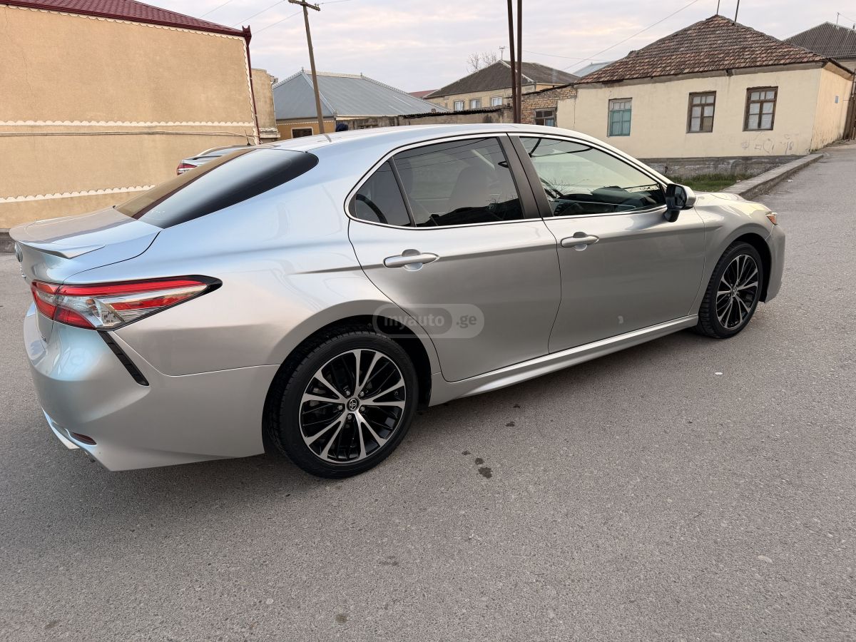 Toyota Camry - фото 4
