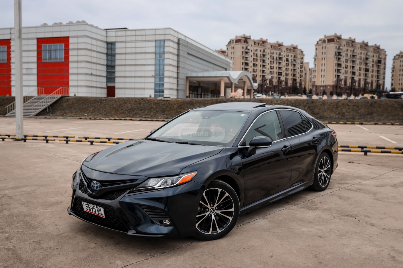 Toyota Camry - фото 1