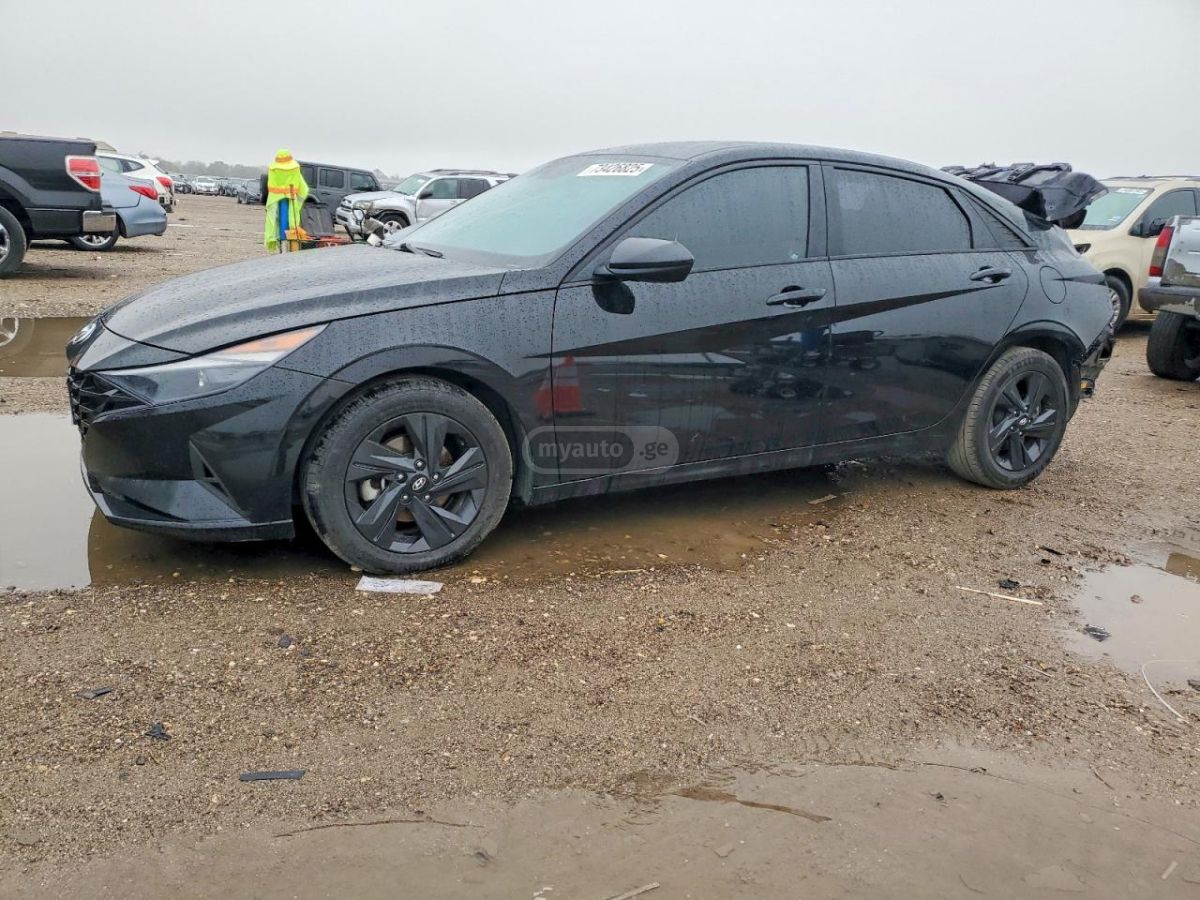 Hyundai Elantra - фото 1