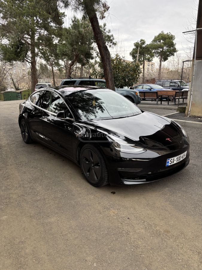 Tesla Model 3 - фото 1