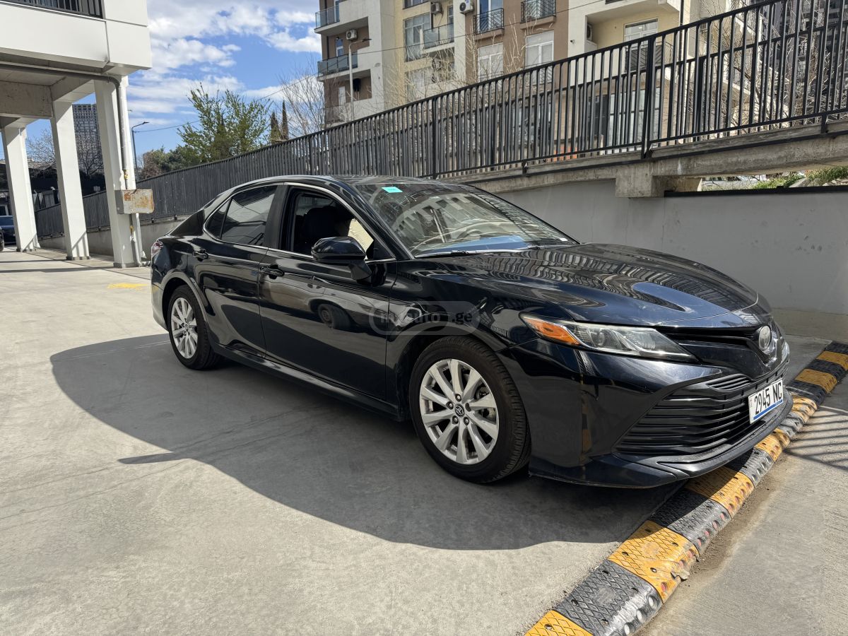 Toyota Camry - фото 1