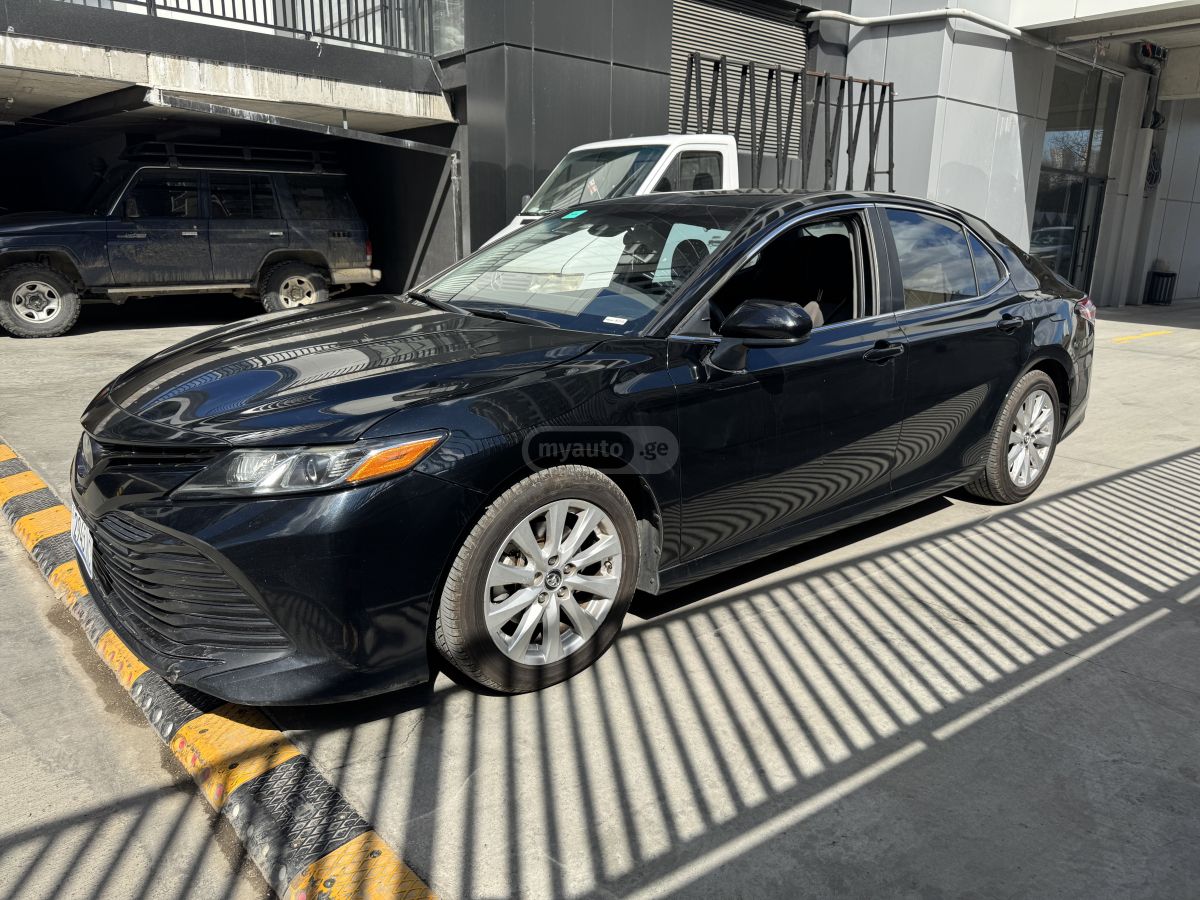 Toyota Camry - фото 2
