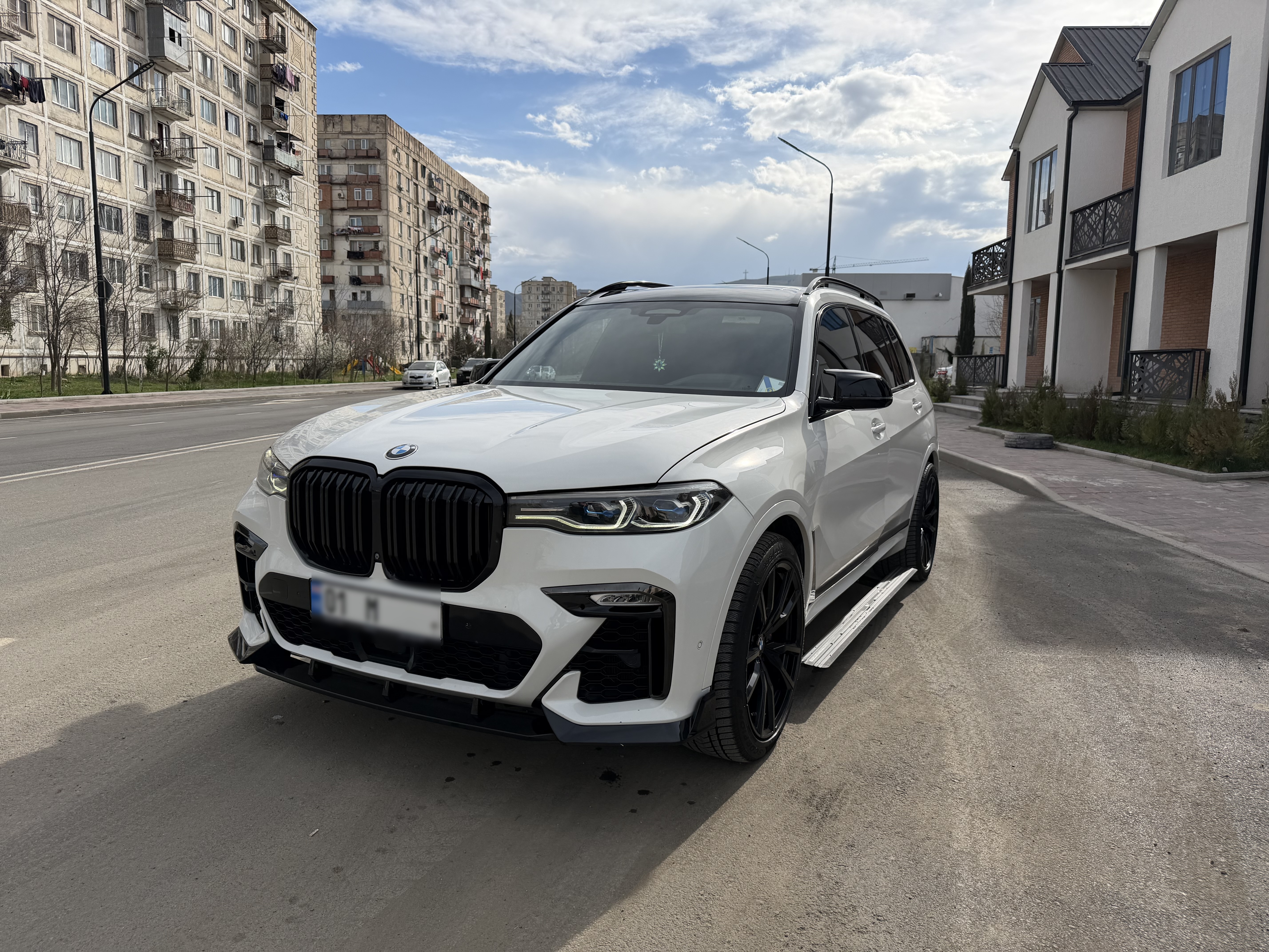 BMW X7 - фото 1