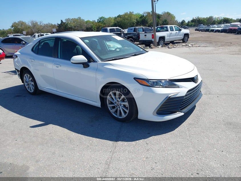 Toyota Camry - фото 1
