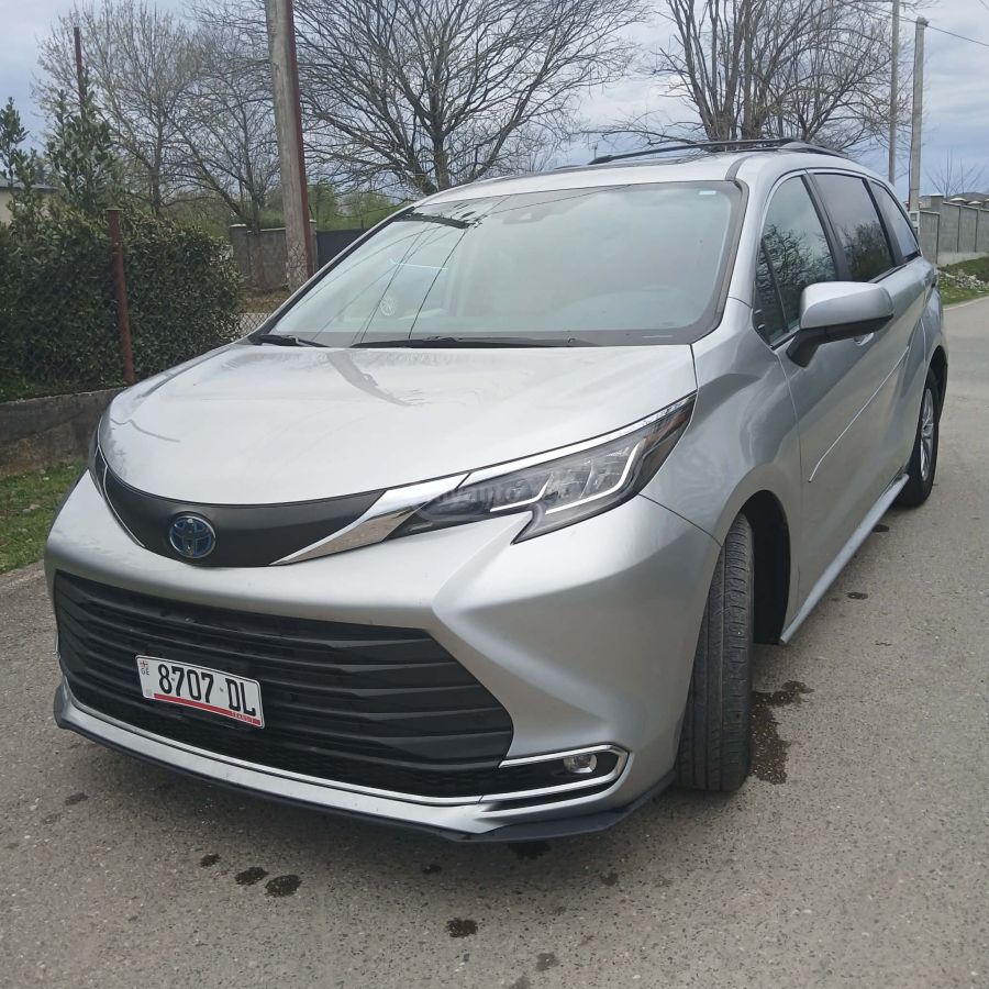 Toyota Sienna - фото 1
