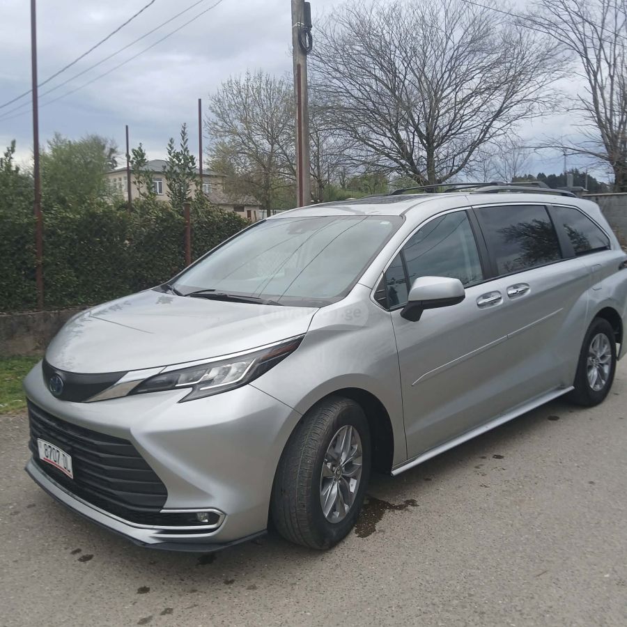 Toyota Sienna - фото 2