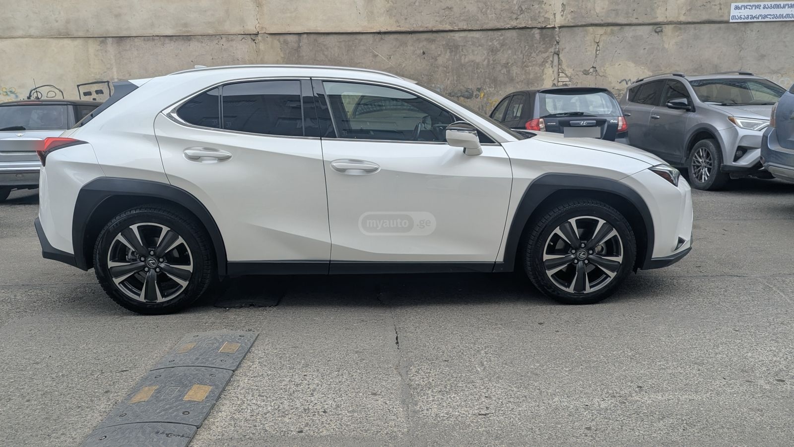 Lexus UX 200 - фото 4