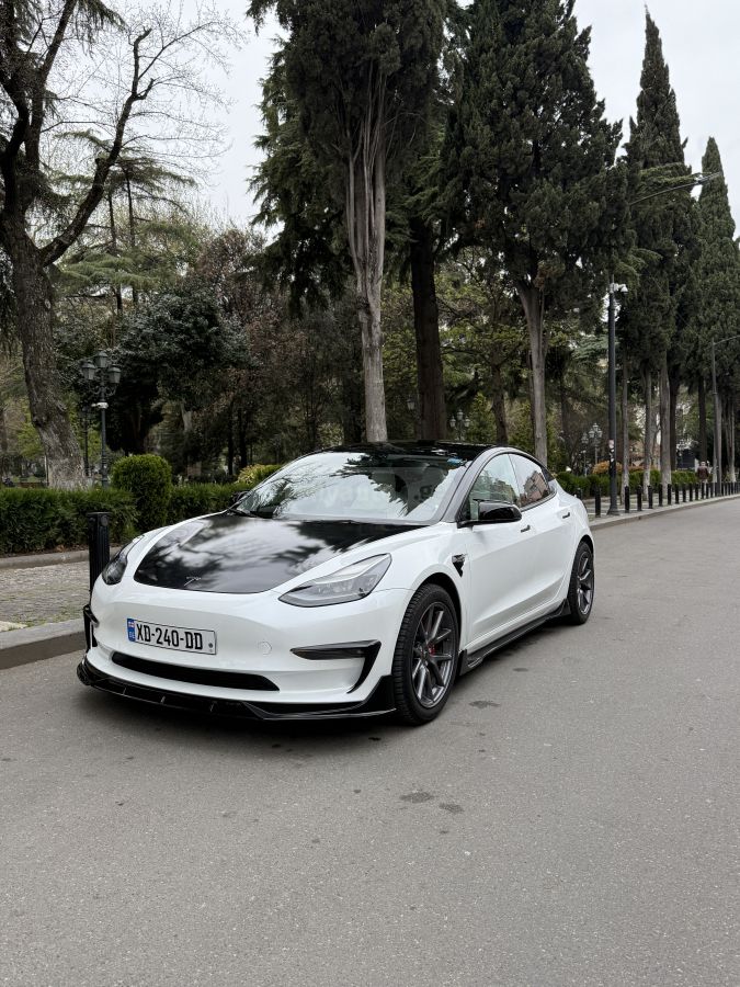 Tesla Model 3 - фото 1
