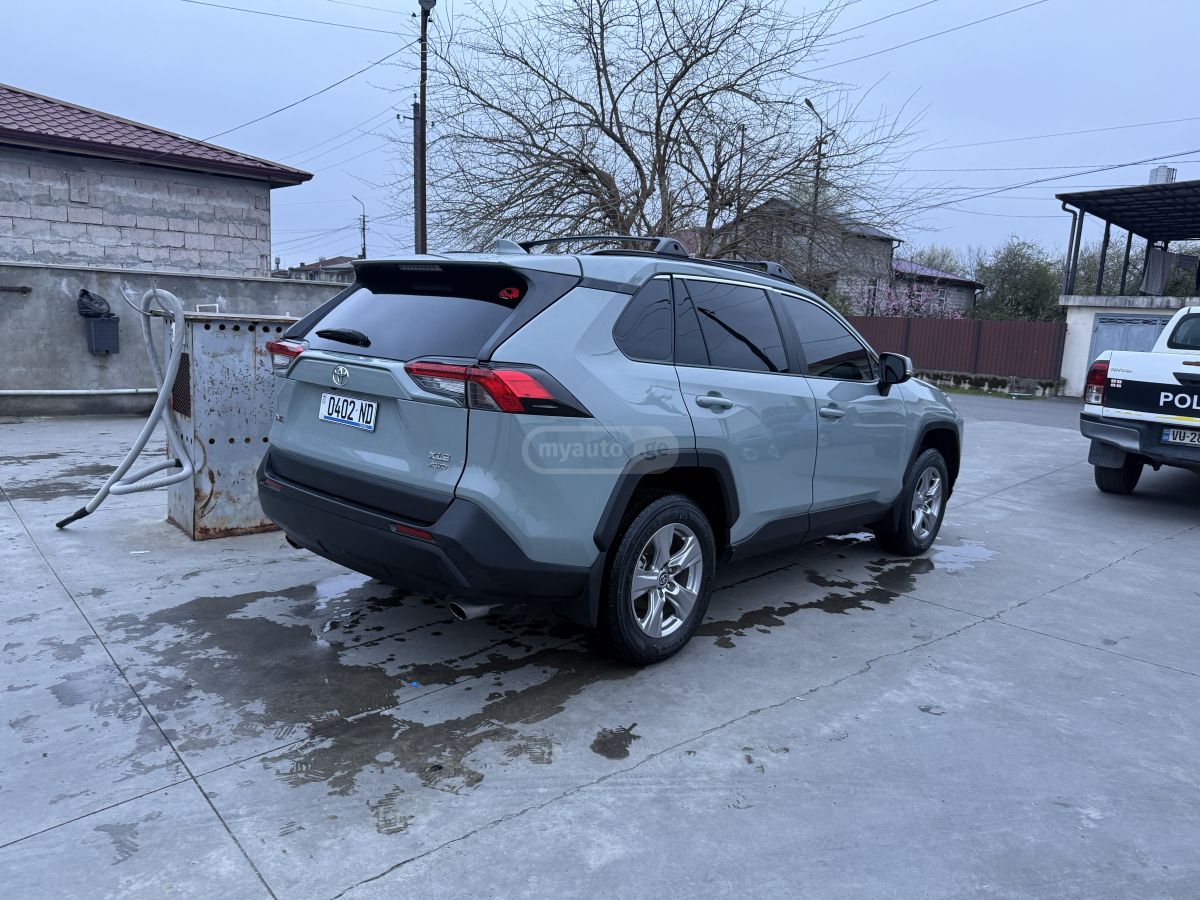 Toyota RAV 4 - фото 1