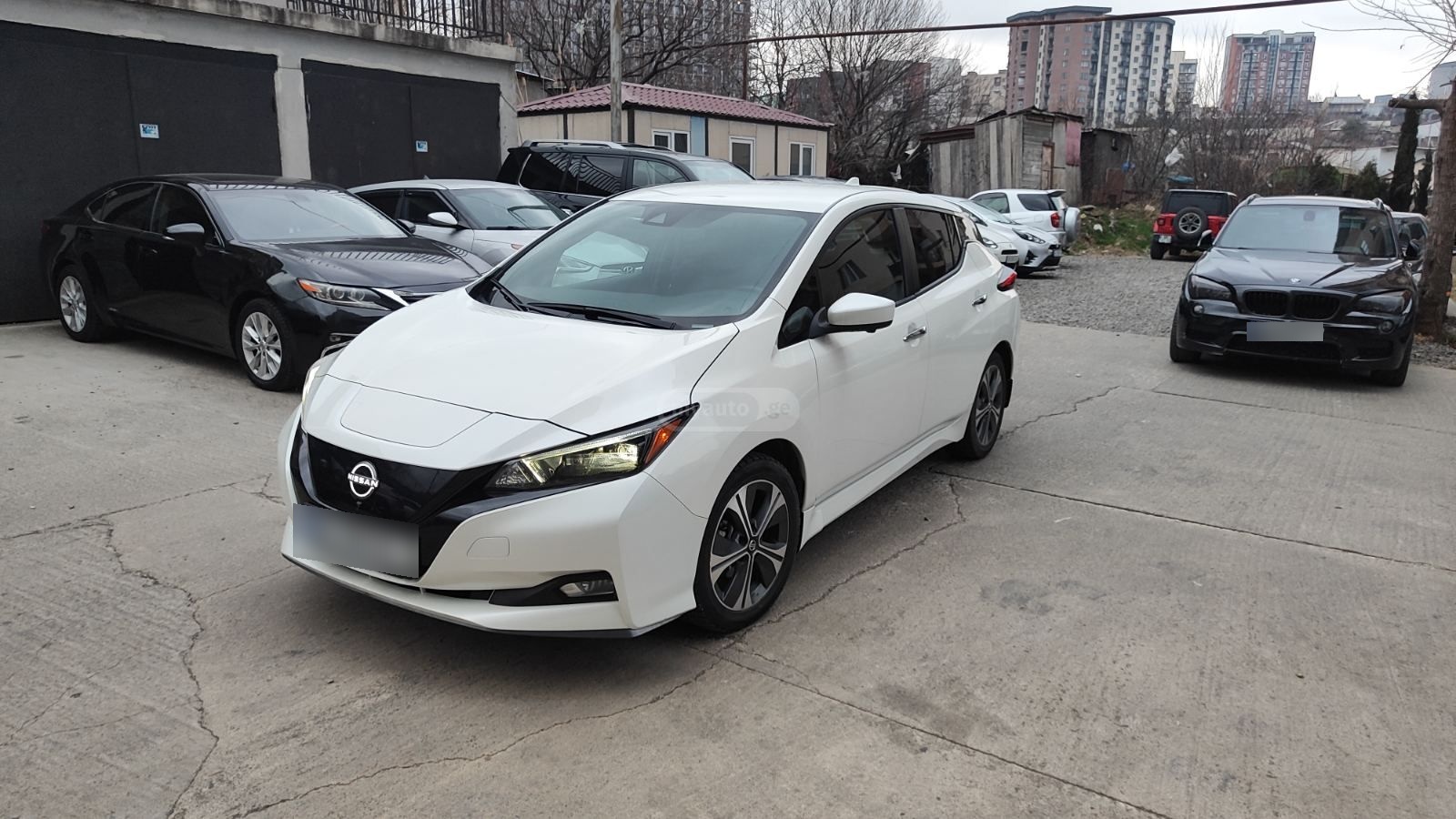 Nissan SV PLUS 4dr Hatchback Automati — миниатюра 2