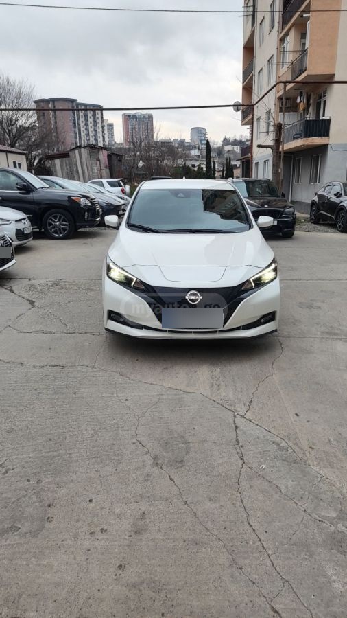 Nissan SV PLUS 4dr Hatchback Automati — миниатюра 3