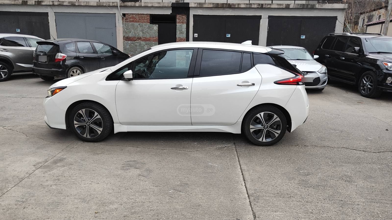 Nissan SV PLUS 4dr Hatchback Automati — миниатюра 4