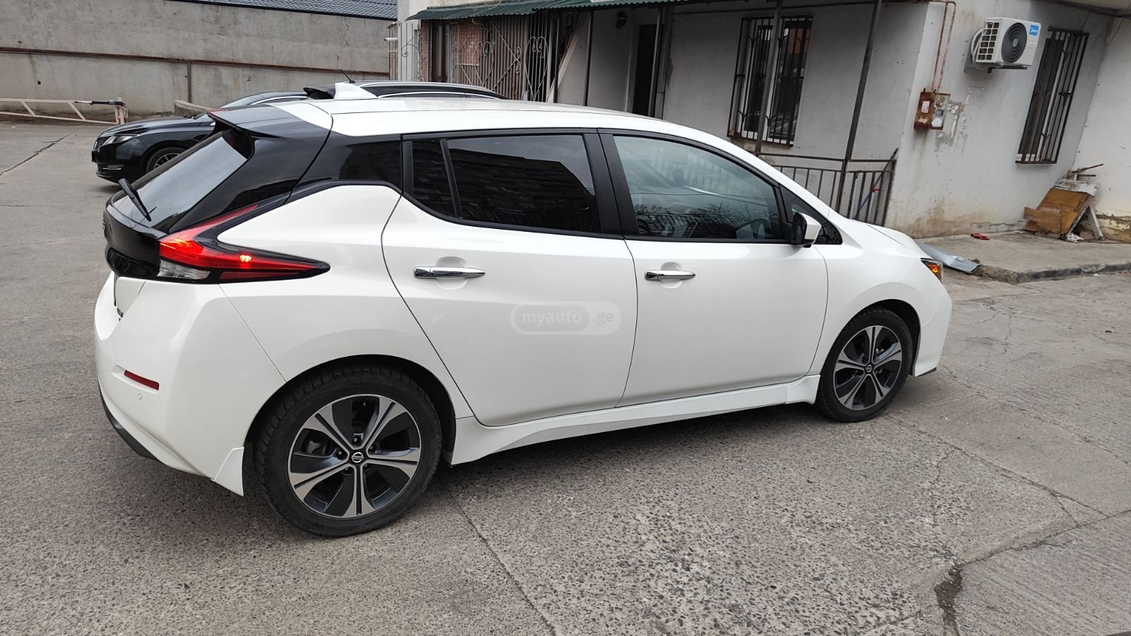 Nissan SV PLUS 4dr Hatchback Automati — миниатюра 5