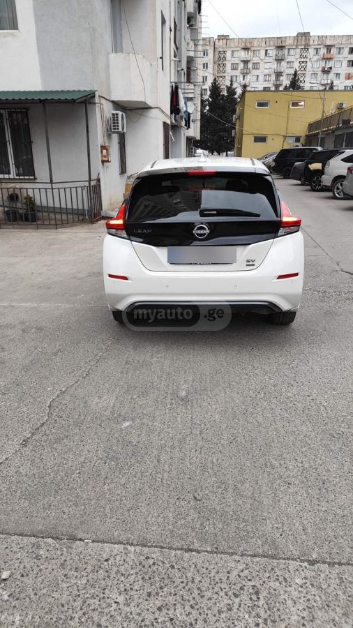 Nissan SV PLUS 4dr Hatchback Automati — миниатюра 6