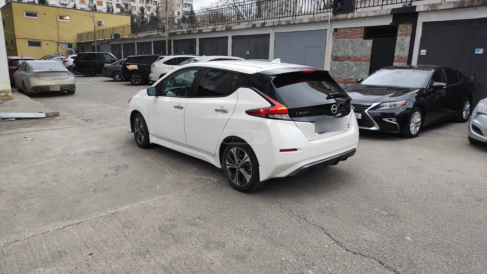 Nissan SV PLUS 4dr Hatchback Automati — миниатюра 7