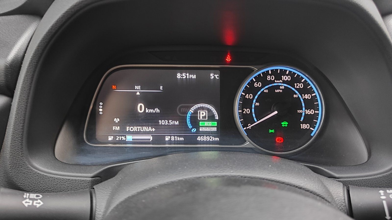 Nissan SV PLUS 4dr Hatchback Automati — миниатюра 8