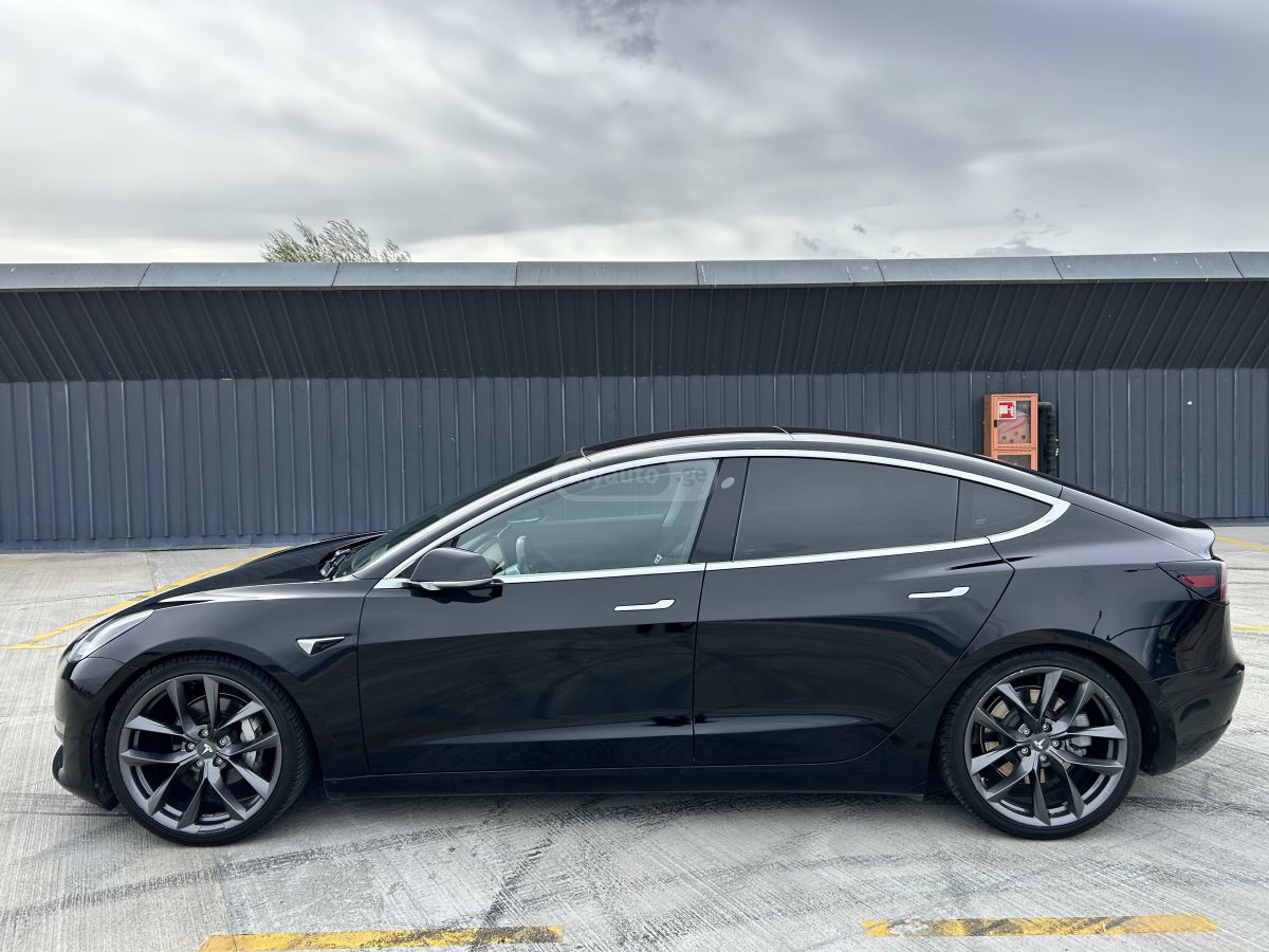 Tesla Model 3 - фото 1