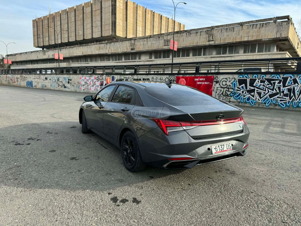 Hyundai Elantra - фото 1