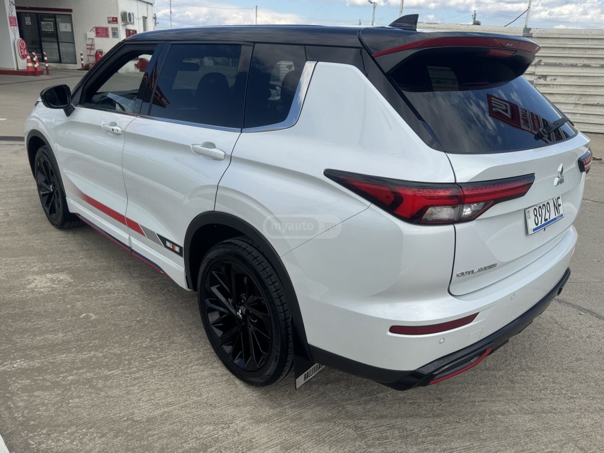 Mitsubishi Outlander - фото 3