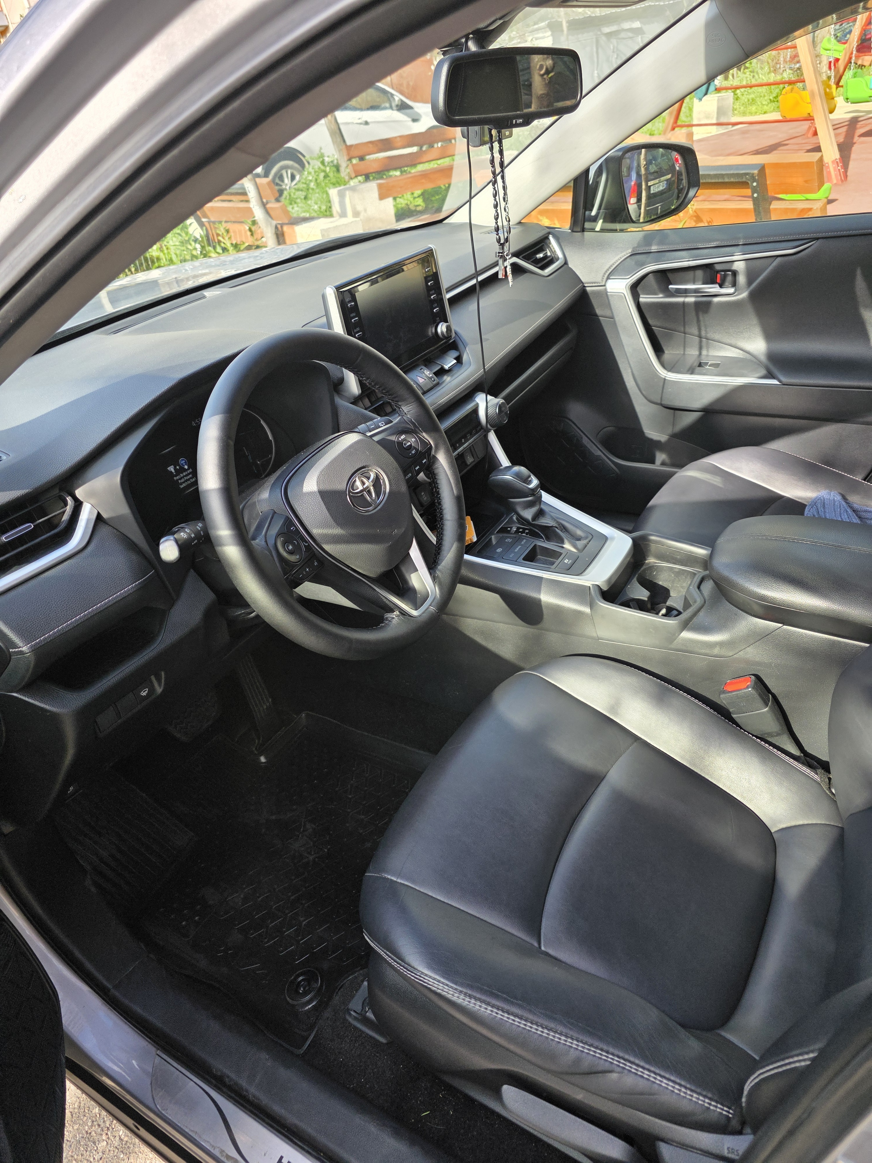 Toyota RAV 4 - фото 1