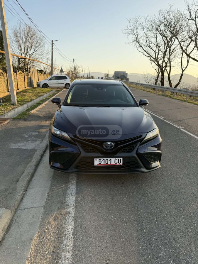 Toyota Camry - фото 1