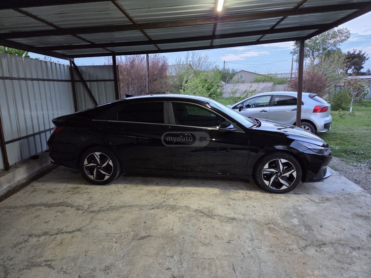 Hyundai Elantra - фото 1