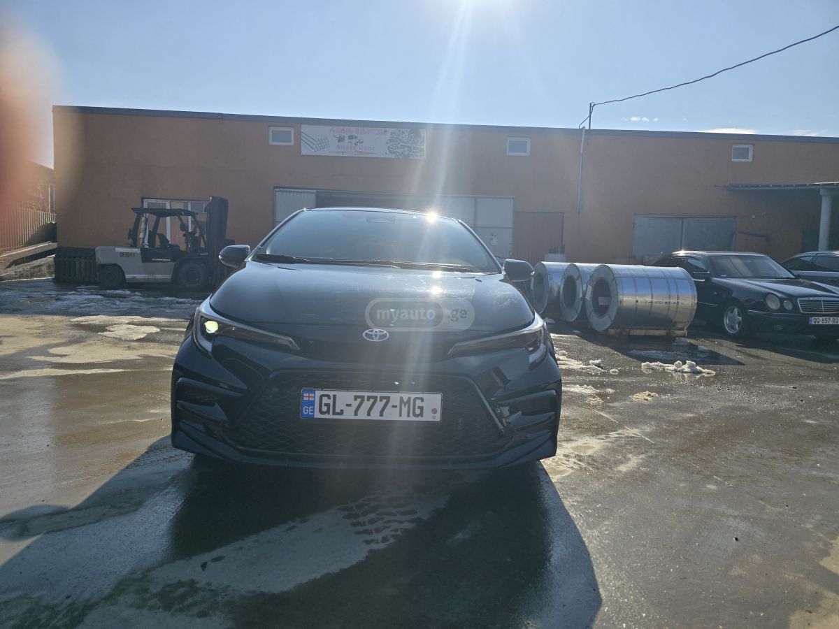 Toyota SE 4dr Sedan CVT — миниатюра 3