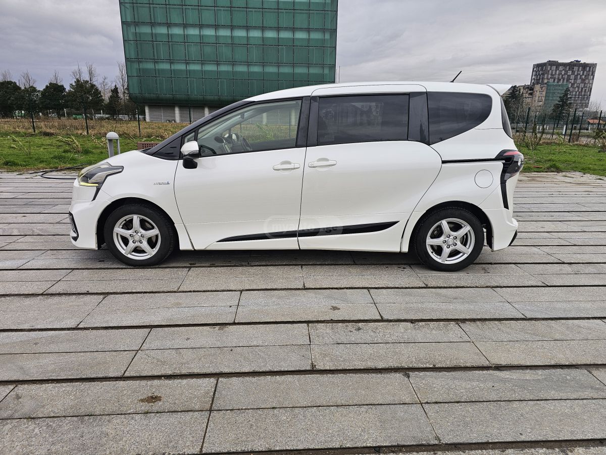 Toyota Sienta - фото 1