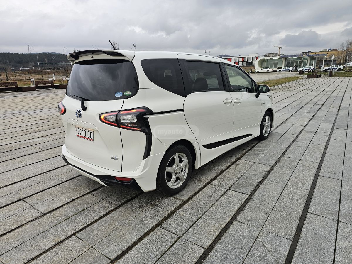 Toyota Sienta - фото 7