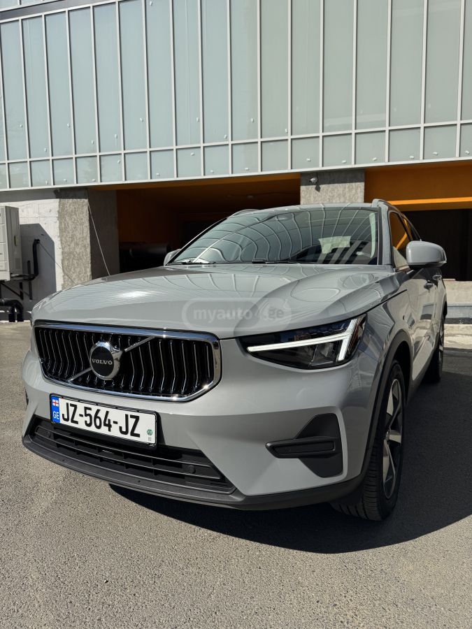 Volvo XC 40 Core Hybrid 2025 — миниатюра 1