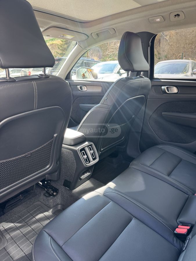 Volvo XC 40 Core Hybrid 2025 — миниатюра 9