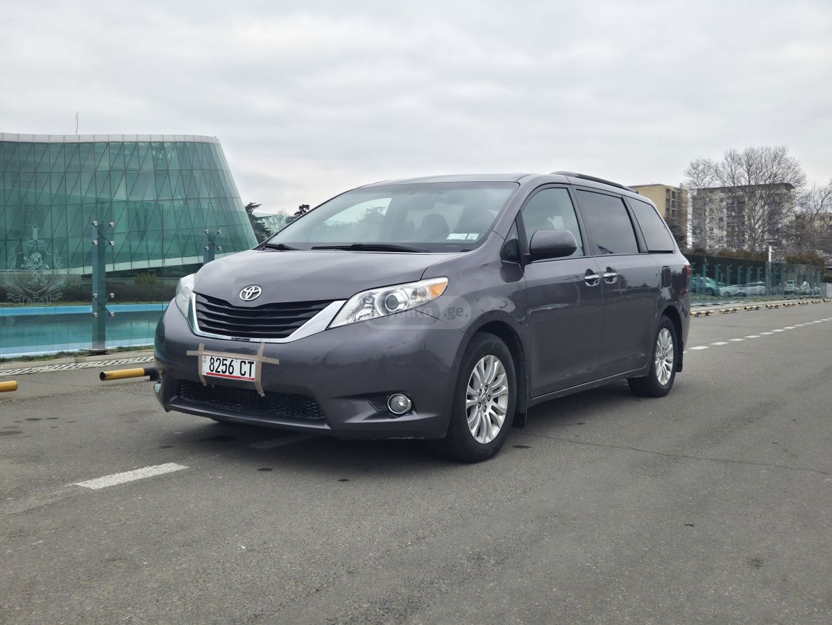 Toyota Sienna - фото 1