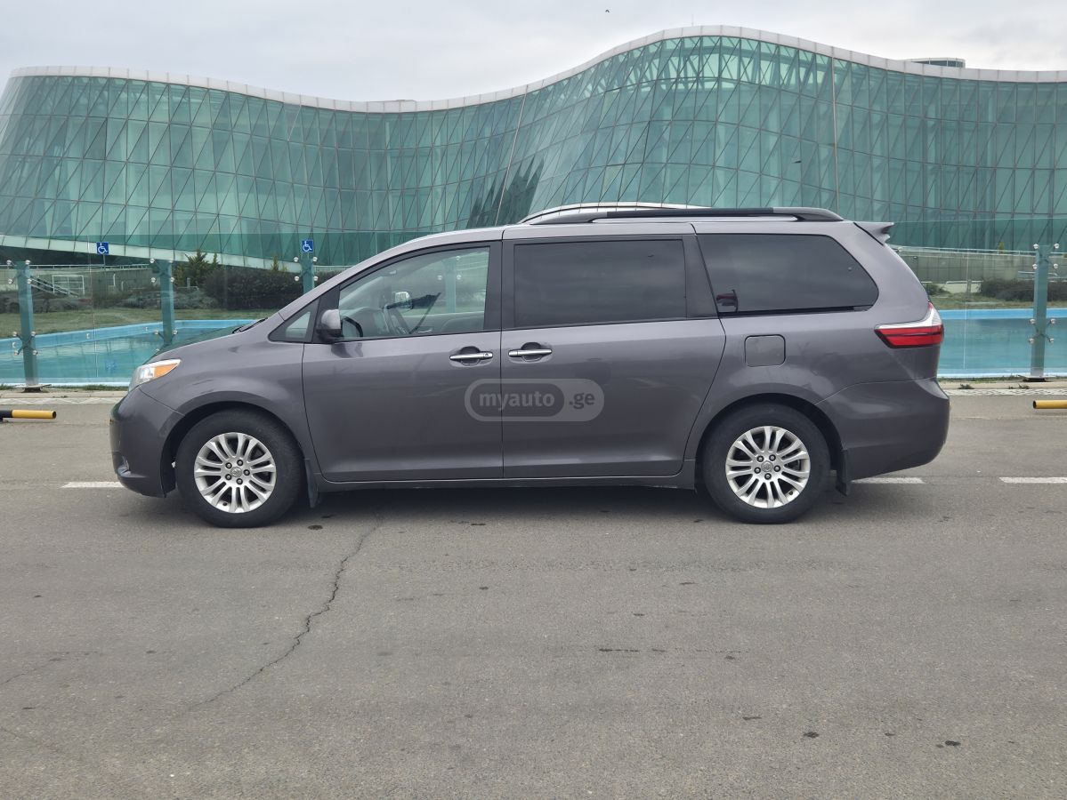 Toyota Sienna - фото 2