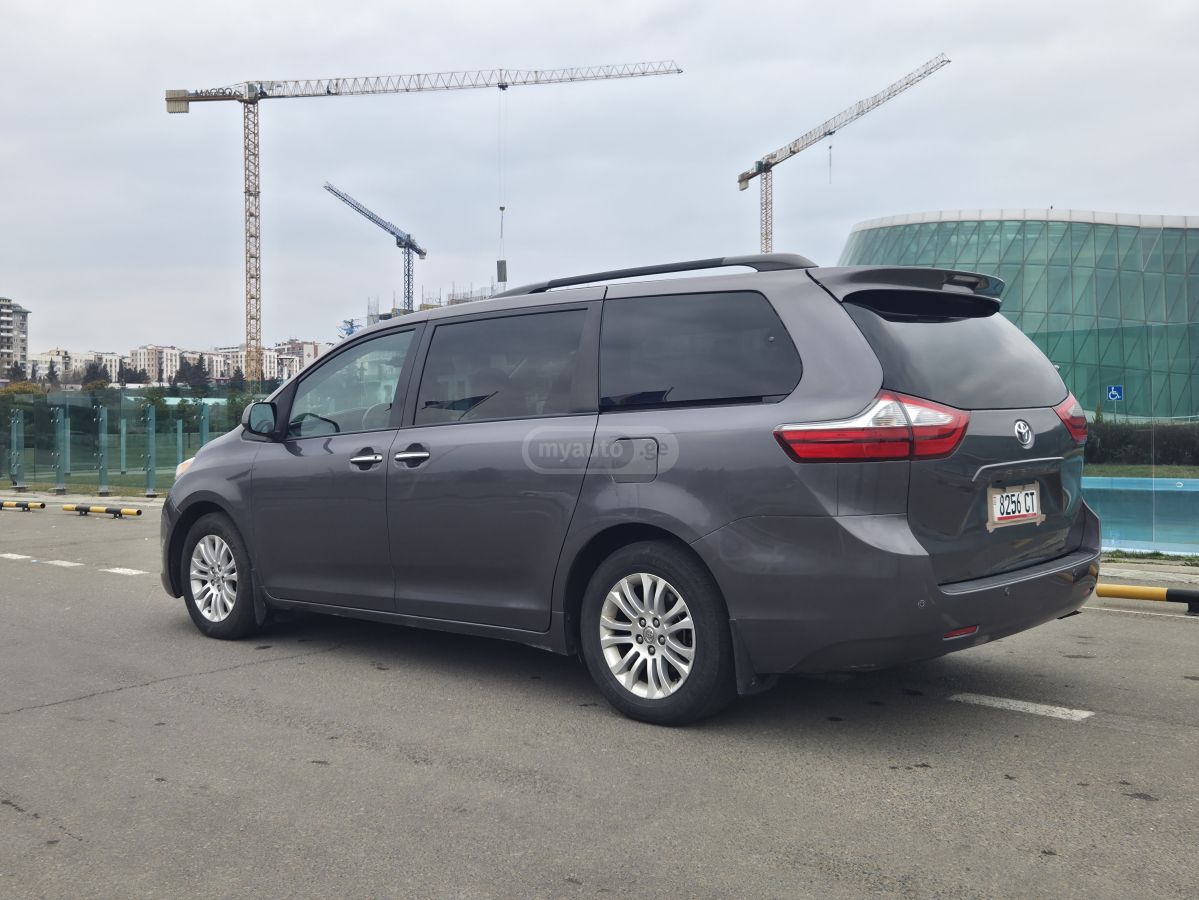 Toyota Sienna - фото 3