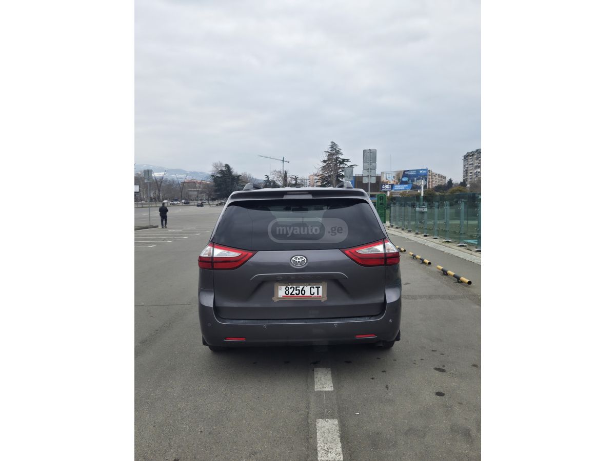 Toyota Sienna - фото 4