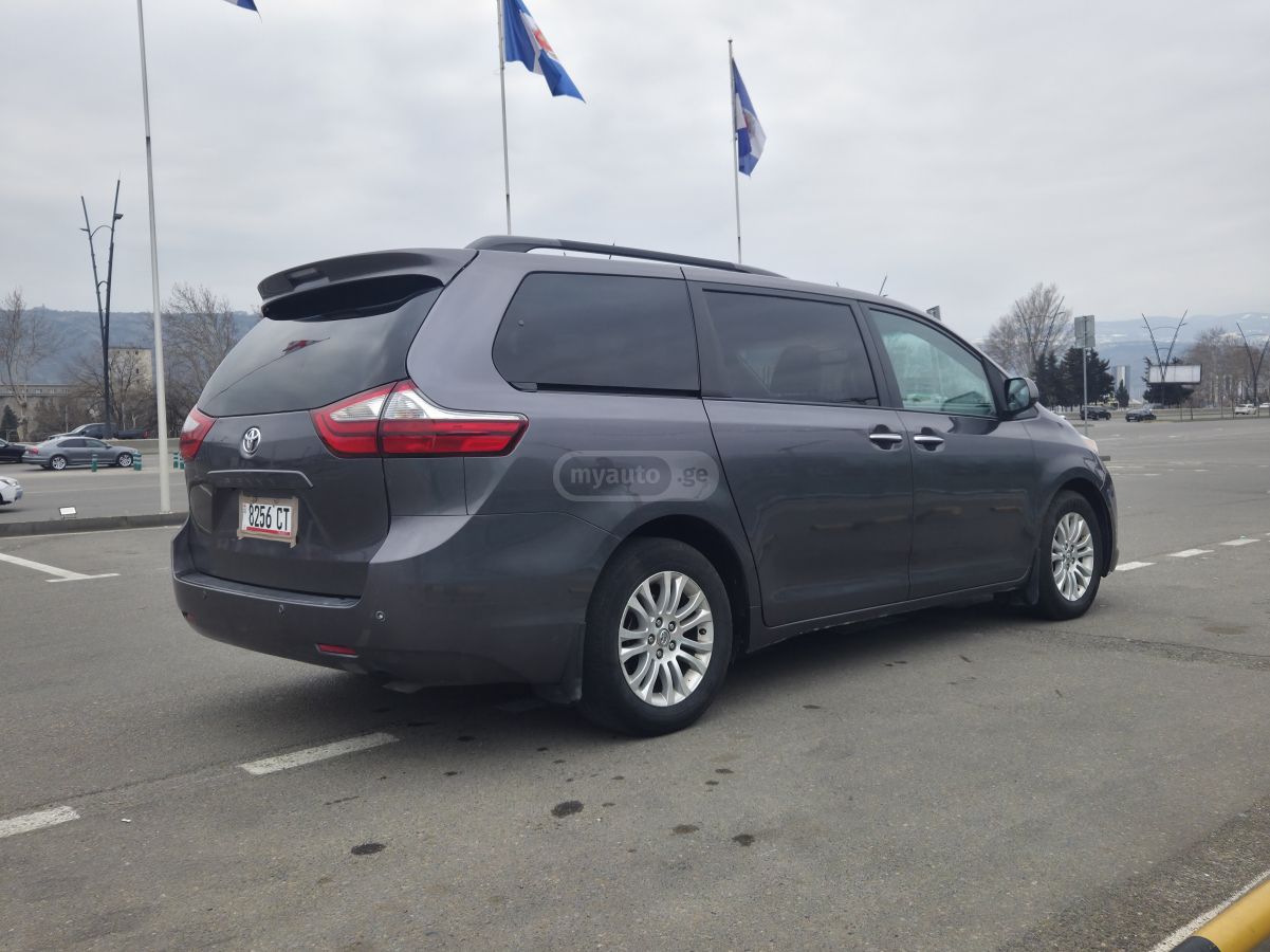 Toyota Sienna - фото 5