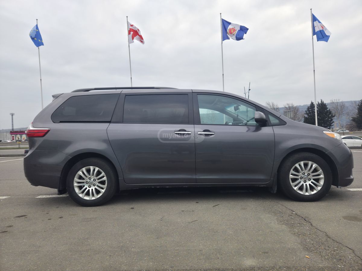 Toyota Sienna - фото 6