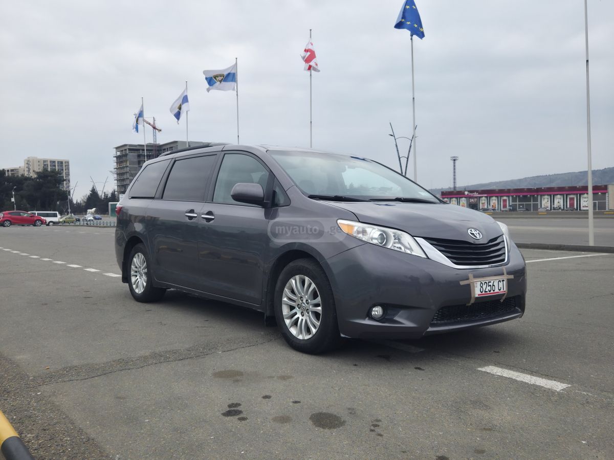 Toyota Sienna - фото 7
