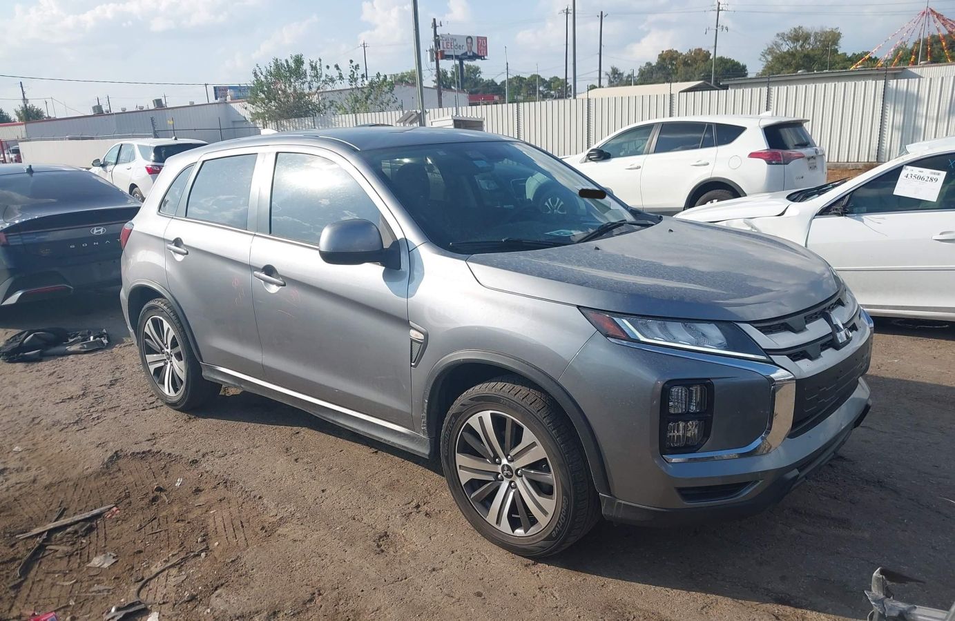 Mitsubishi Outlander Sport - фото 1