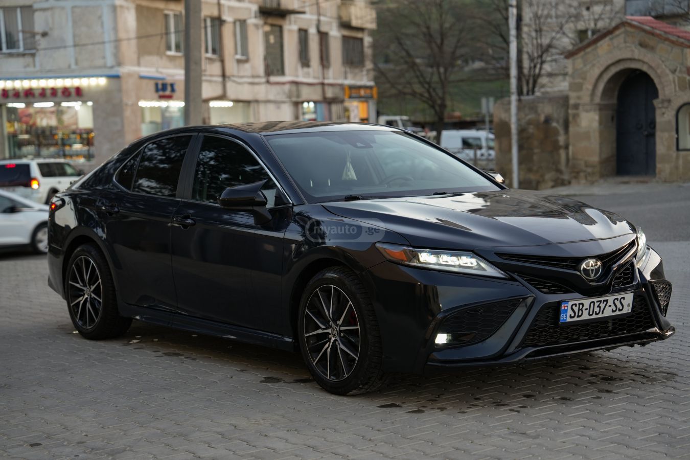 Toyota Camry - фото 1