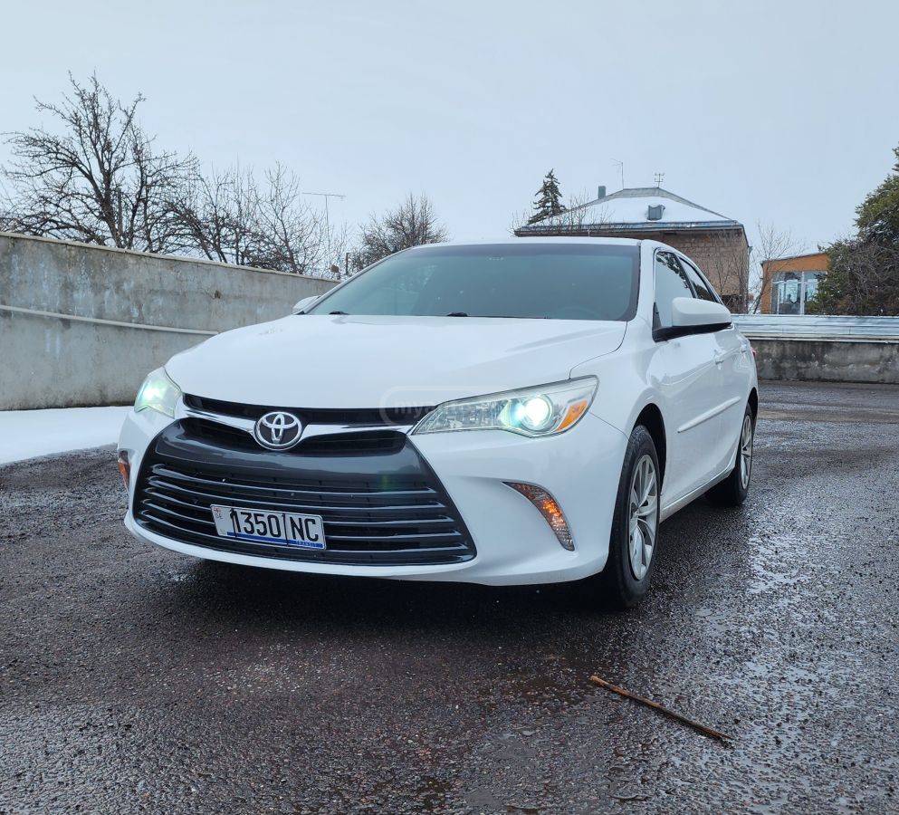 Toyota Camry - фото 1
