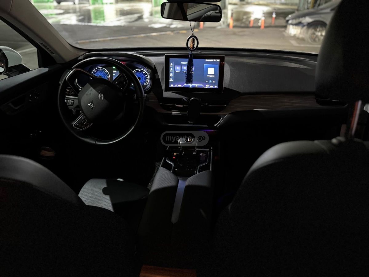 Hongqi E-QM 5 - фото 7