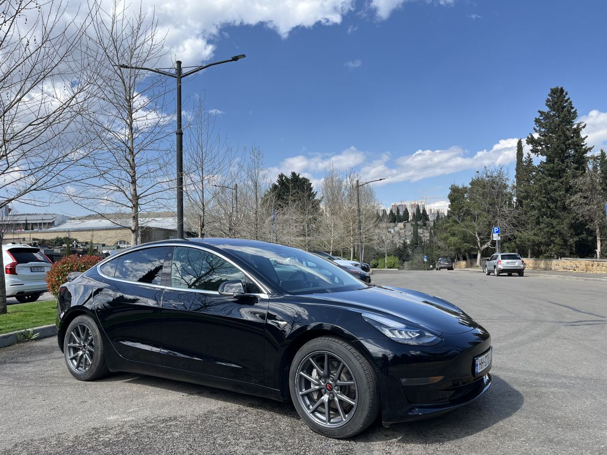 Tesla Model 3 - фото 1