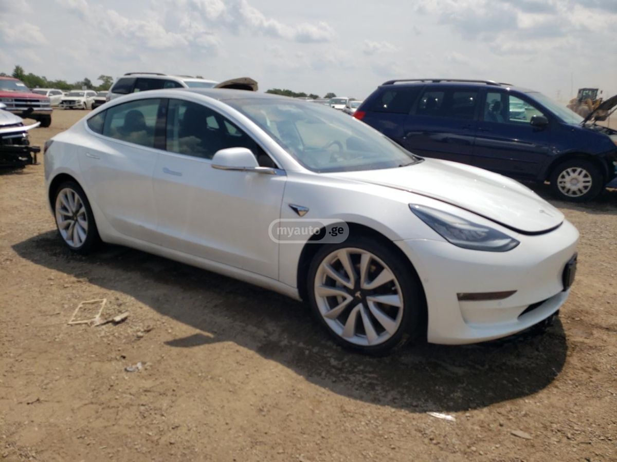 Tesla Model 3 - фото 1