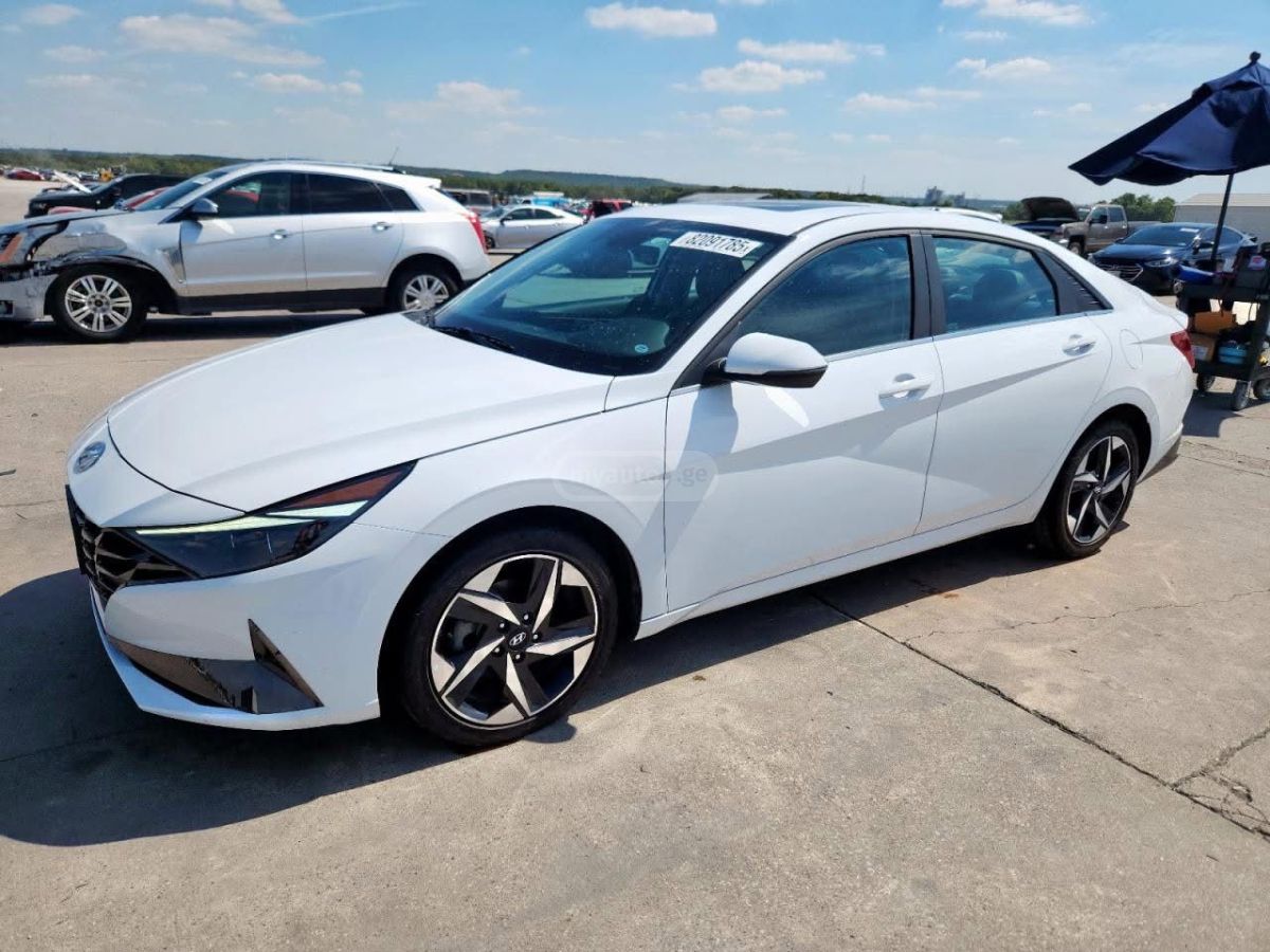 Hyundai Elantra - фото 1