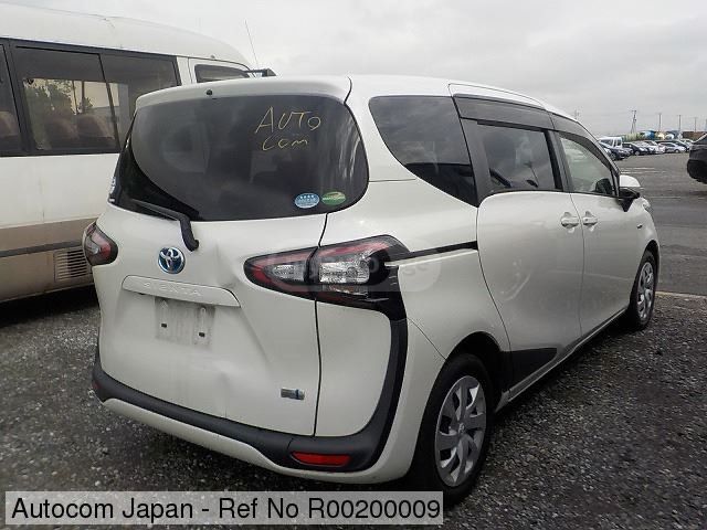Toyota Sienta - фото 2