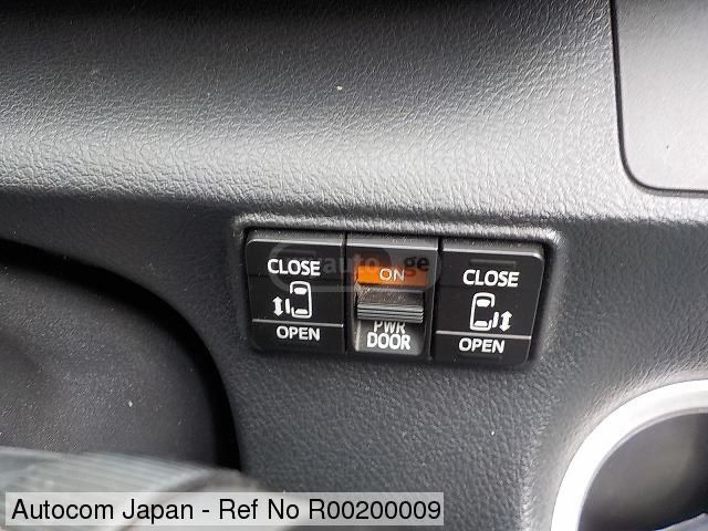 Toyota Sienta - фото 6