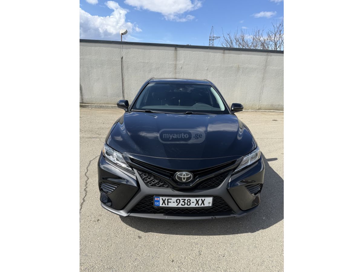 Toyota Camry - фото 1