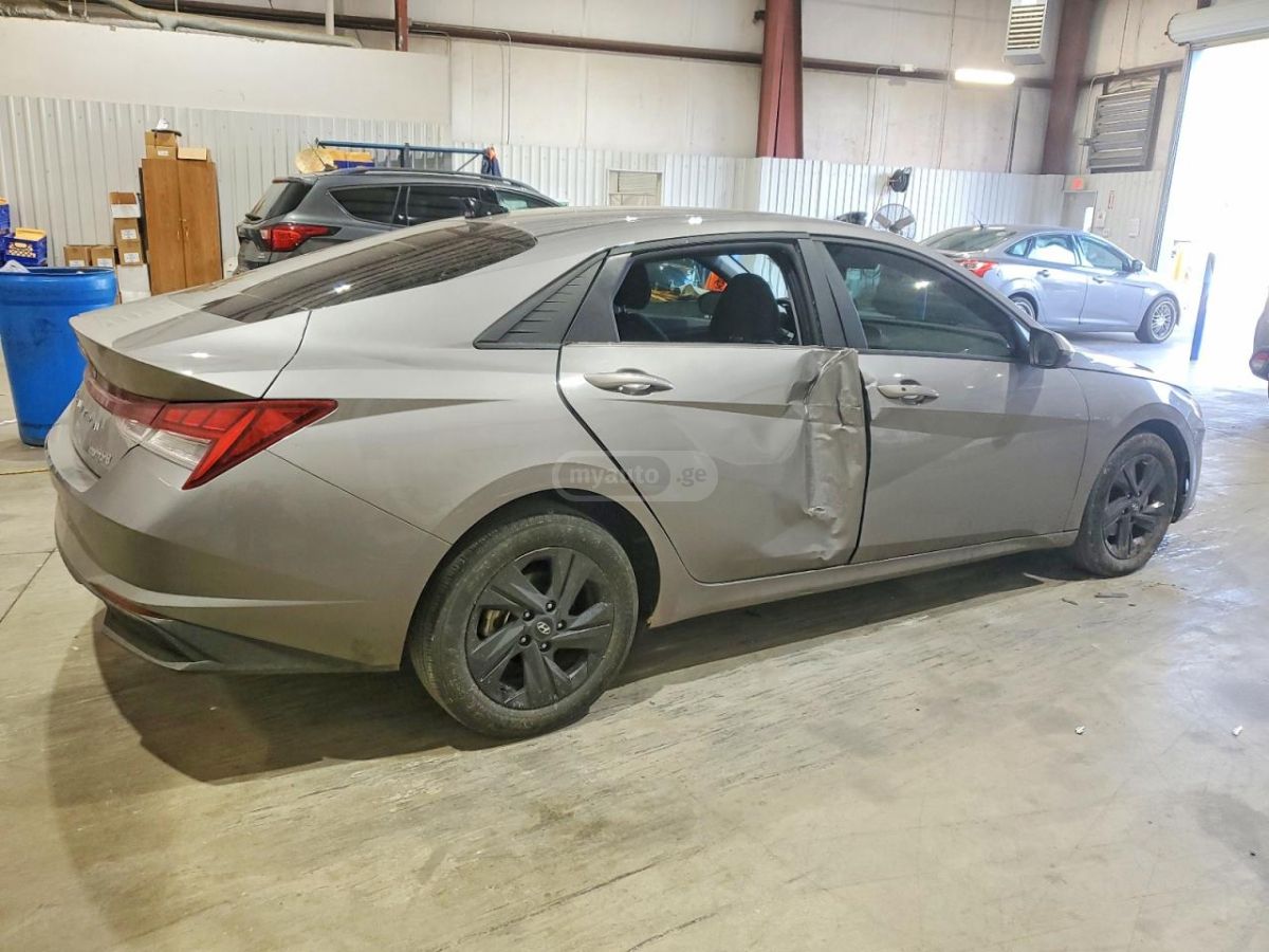 Hyundai Elantra - фото 3